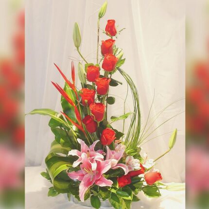 ARREGLO DE ROSAS Y LILIUMS 12